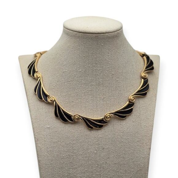 Trifari Vintage Black Enamel Leaf Motif Gold Link Necklace Like New - Picture 1 of 8